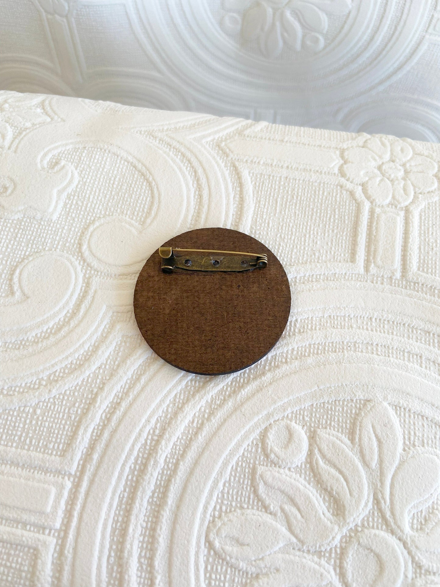 Beautiful Round Couples brooch / Pin ~ Handcrafted ~ Lovers, Beautiful Illustration, Laser cut out of wood with sublimated illustration.