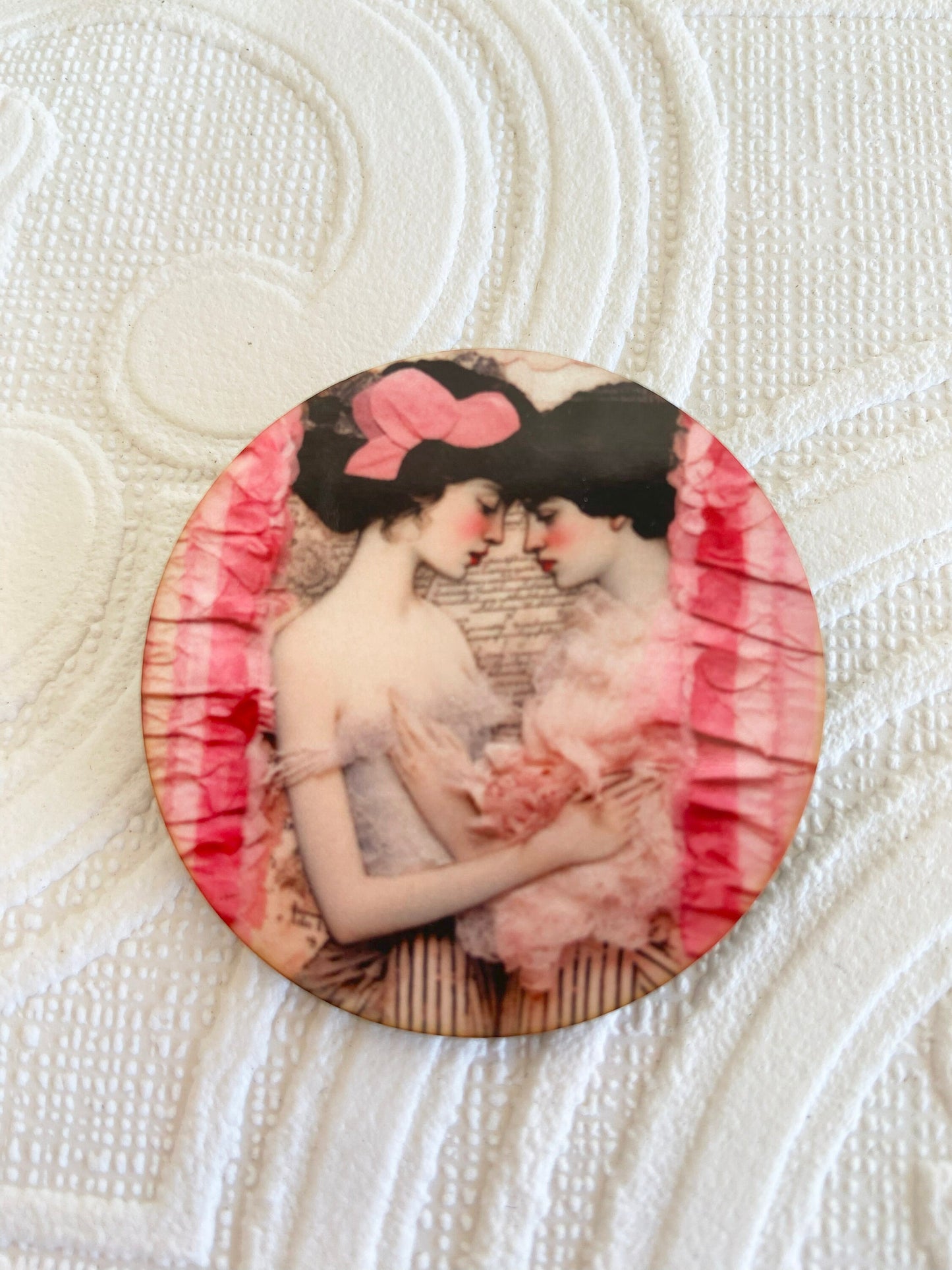 Beautiful Round Couples brooch / Pin ~ Handcrafted ~ Lovers, Beautiful Illustration, Laser cut out of wood with sublimated illustration.